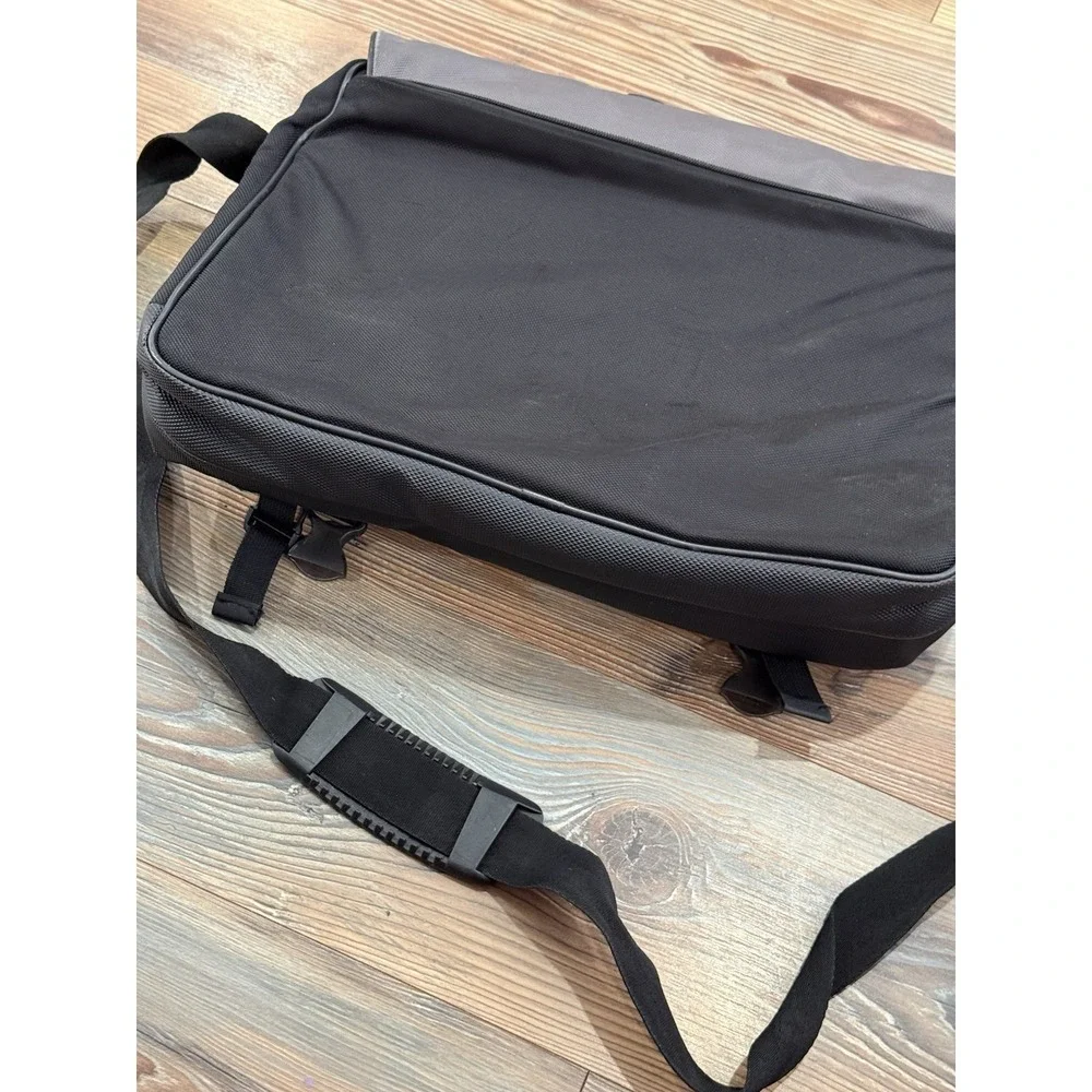 Swiss Gear Large Laptop Bag & Messenger 17x15x5 in With 14 Pockets.